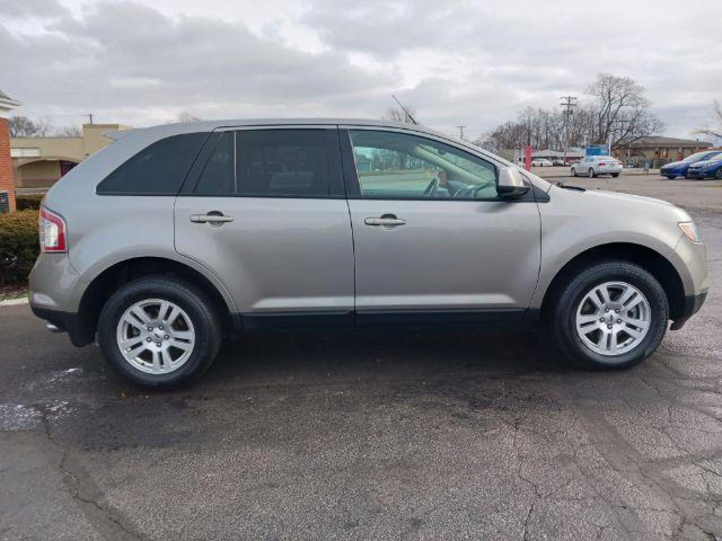 2008 Vapor Silver Metallic Ford Edge SEL AWD (2FMDK48CX8B) with an 3.5L V6 DOHC 24V engine, 6-Speed Automatic transmission, located at 401 Woodman Dr, Riverside, OH, 45431, (937) 908-9800, 39.763779, -84.122063 - Photo#4