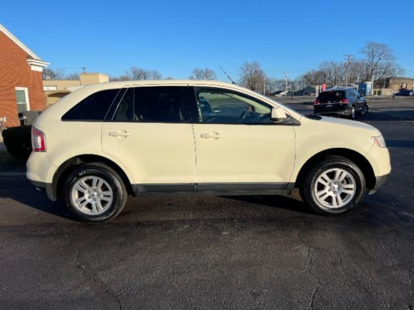 2008 White Sand Tri Coat Metallic Ford Edge SEL FWD (2FMDK38C98B) with an 3.5L V6 DOHC 24V engine, 6-Speed Automatic transmission, located at 1230 East Main St, Xenia, OH, 45385, (937) 908-9800, 39.687321, -83.910294 - Photo#2