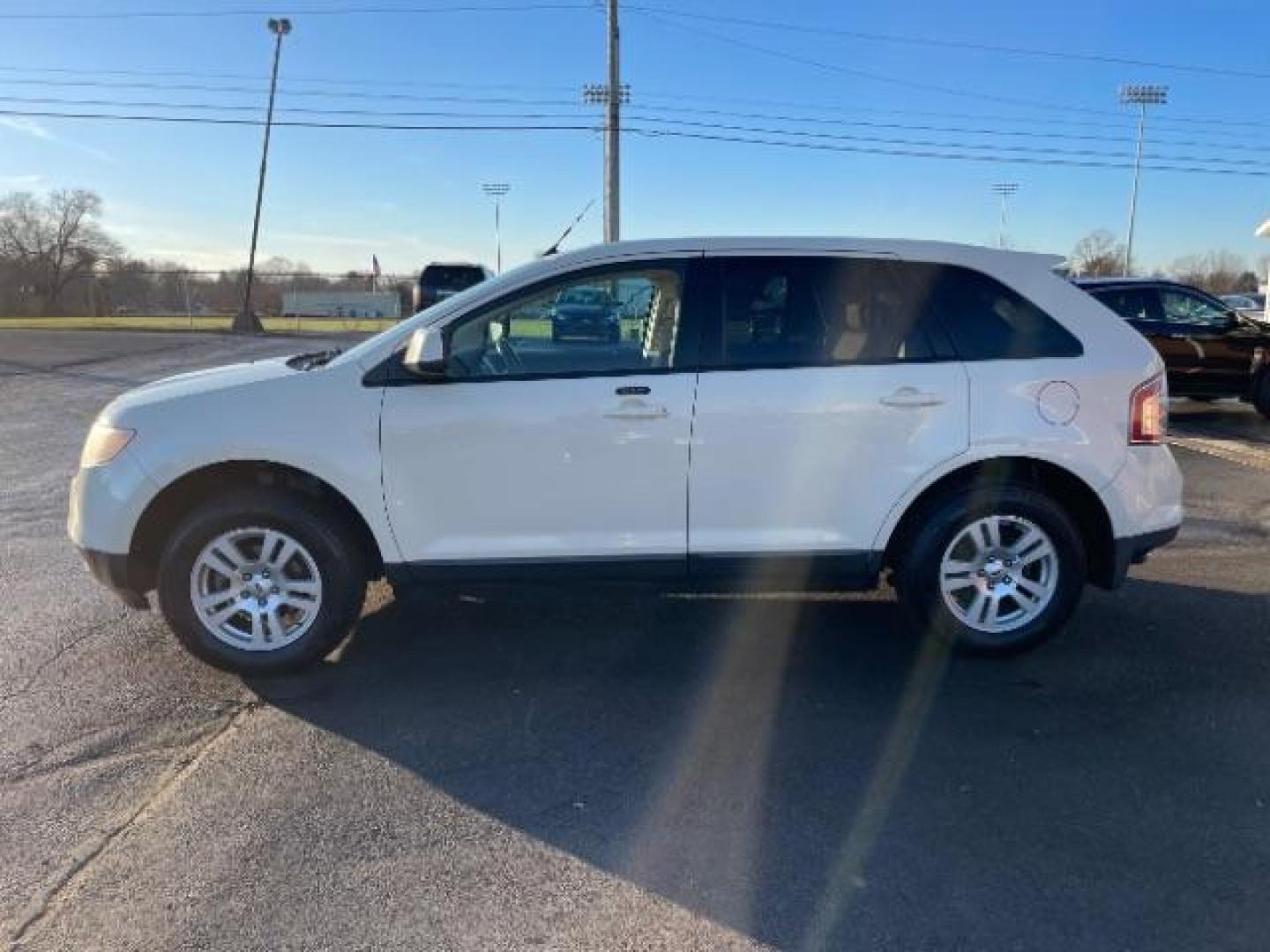 2008 White Sand Tri Coat Metallic Ford Edge SEL FWD (2FMDK38C98B) with an 3.5L V6 DOHC 24V engine, 6-Speed Automatic transmission, located at 1230 East Main St, Xenia, OH, 45385, (937) 908-9800, 39.687321, -83.910294 - Photo#3