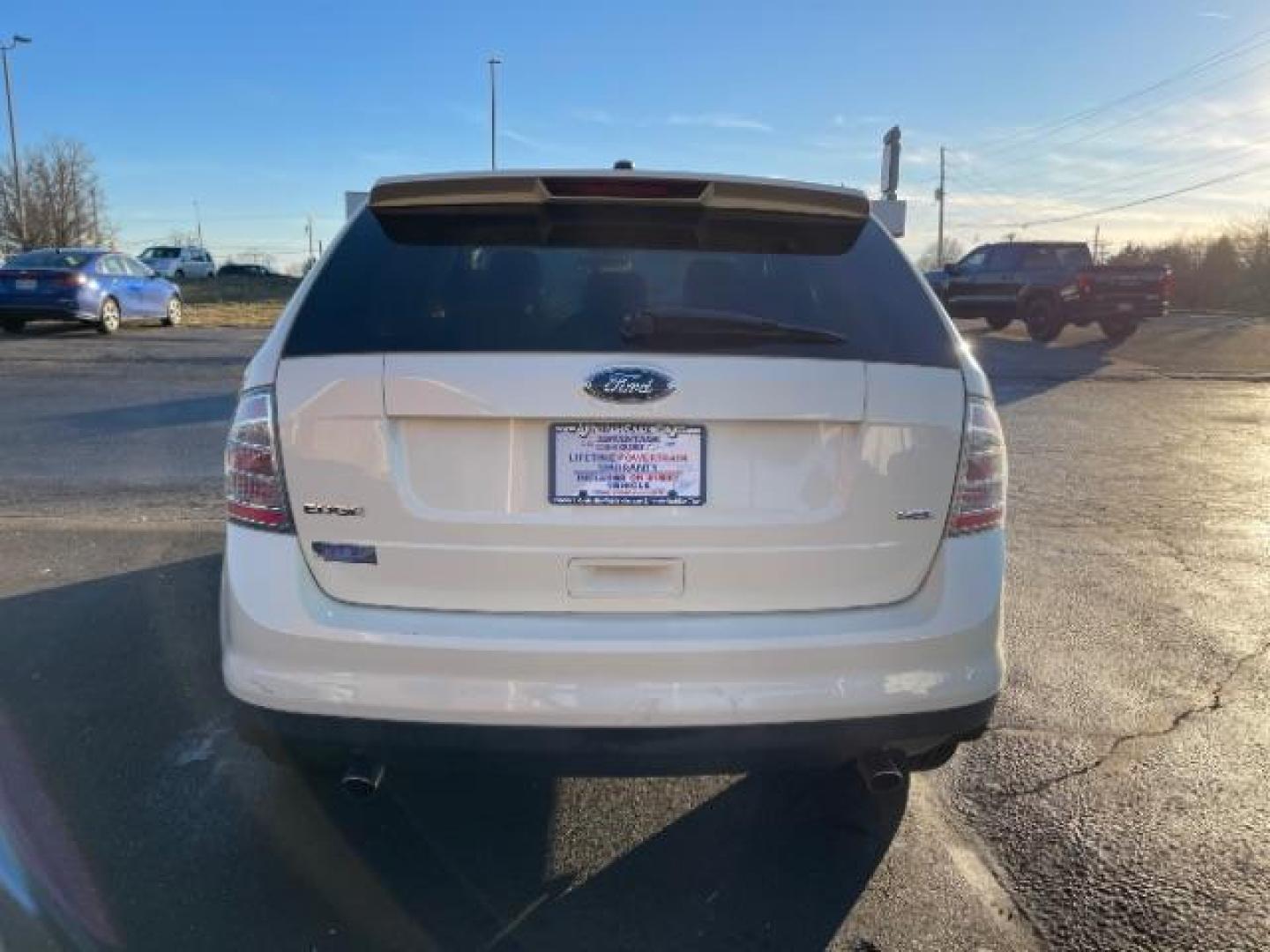 2008 White Sand Tri Coat Metallic Ford Edge SEL FWD (2FMDK38C98B) with an 3.5L V6 DOHC 24V engine, 6-Speed Automatic transmission, located at 1230 East Main St, Xenia, OH, 45385, (937) 908-9800, 39.687321, -83.910294 - Photo#4