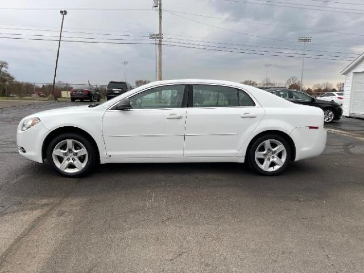 2009 Summit White Chevrolet Malibu LS (1G1ZG57B69F) with an 2.4L L4 DOHC 16V engine, 4-Speed Automatic transmission, located at 1230 East Main St, Xenia, OH, 45385, (937) 908-9800, 39.687321, -83.910294 - Photo#2