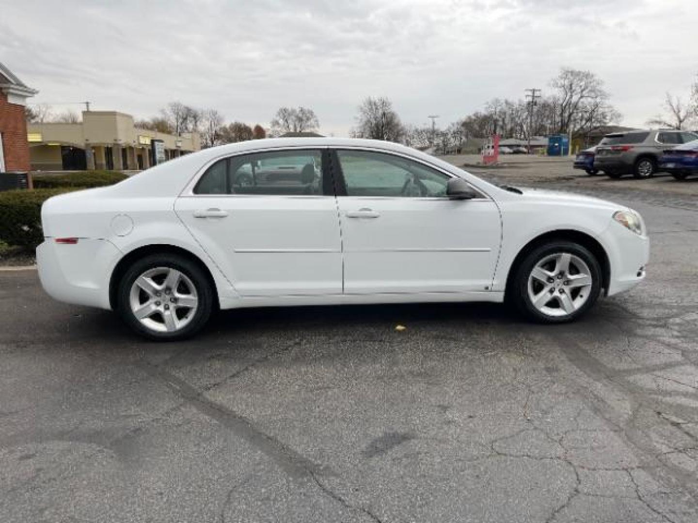 2009 Summit White Chevrolet Malibu LS (1G1ZG57B69F) with an 2.4L L4 DOHC 16V engine, 4-Speed Automatic transmission, located at 1230 East Main St, Xenia, OH, 45385, (937) 908-9800, 39.687321, -83.910294 - Photo#3