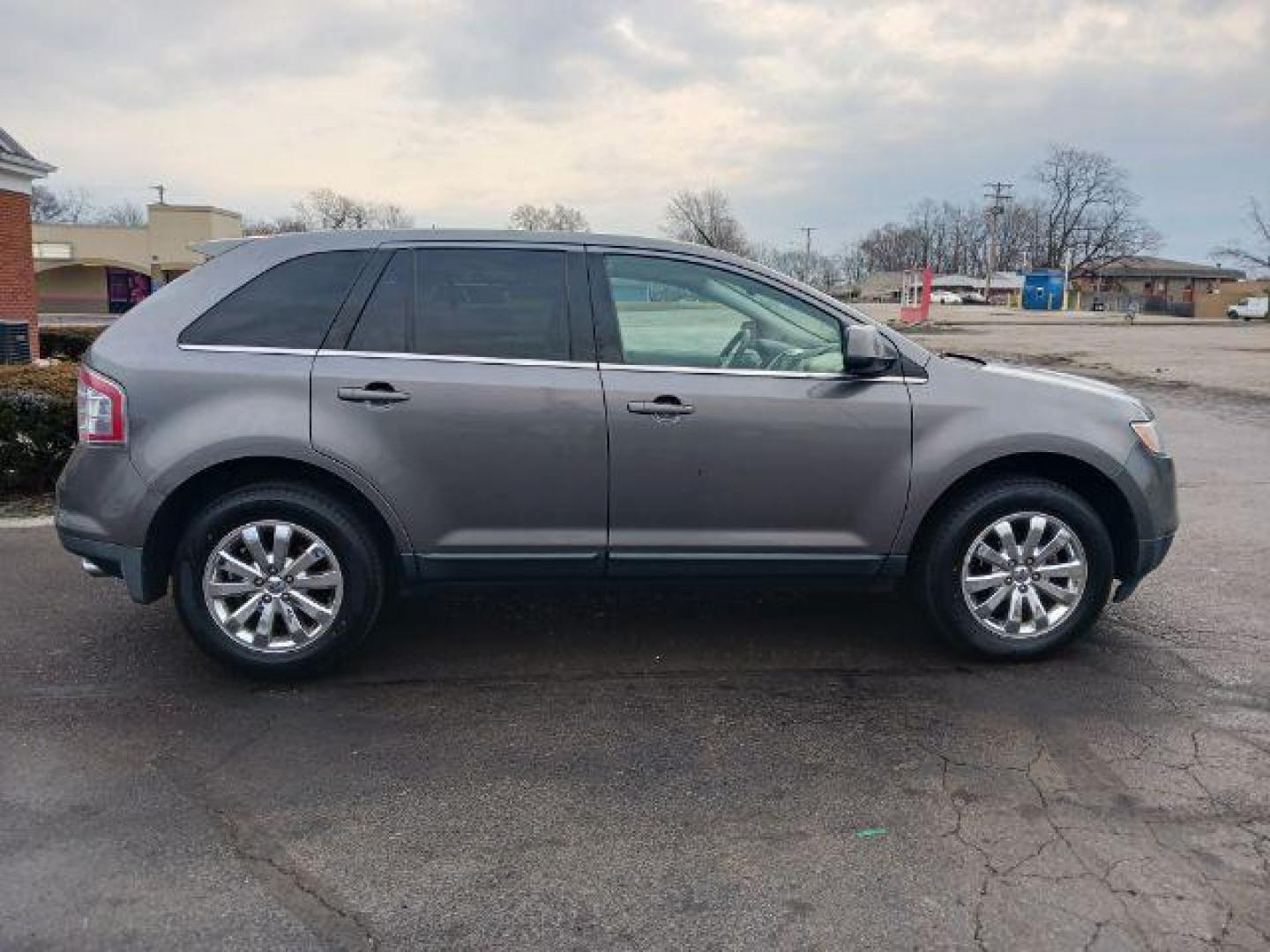 2009 Sterling Grey Metallic Ford Edge Limited FWD (2FMDK39C79B) with an 3.5L V6 DOHC 24V engine, 6-Speed Automatic transmission, located at 880 E. National Road, Vandalia, OH, 45377, (937) 908-9800, 39.892189, -84.181015 - Photo#4