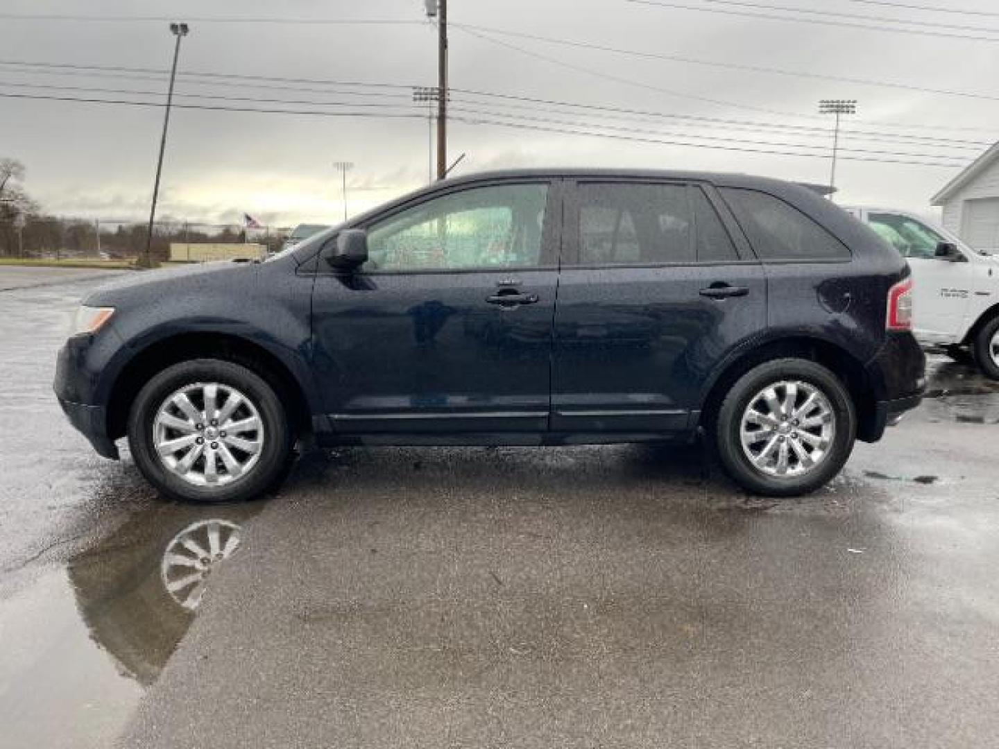 2009 Black Ford Edge SEL FWD (2FMDK38C29B) with an 3.5L V6 DOHC 24V engine, 6-Speed Automatic transmission, located at 1230 East Main St, Xenia, OH, 45385, (937) 908-9800, 39.687321, -83.910294 - Photo#2