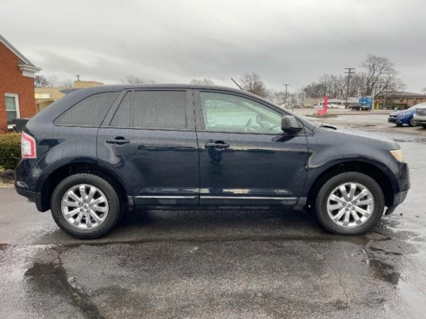 2009 Black Ford Edge SEL FWD (2FMDK38C29B) with an 3.5L V6 DOHC 24V engine, 6-Speed Automatic transmission, located at 1230 East Main St, Xenia, OH, 45385, (937) 908-9800, 39.687321, -83.910294 - Photo#3