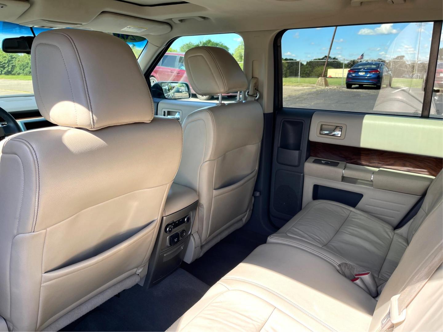 2009 Sterling Grey Metallic Ford Flex SEL FWD (2FMDK52C09B) with an 3.5L V6 DOHC 24V engine, 6-Speed Automatic transmission, located at 880 E. National Road, Vandalia, OH, 45377, (937) 908-9800, 39.892189, -84.181015 - Photo#9