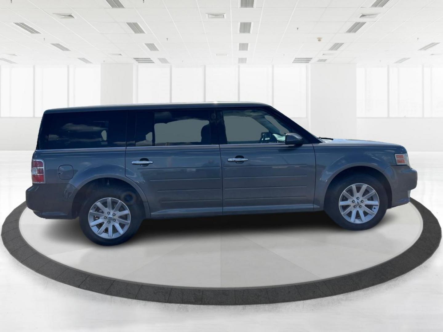 2009 Sterling Grey Metallic Ford Flex SEL FWD (2FMDK52C09B) with an 3.5L V6 DOHC 24V engine, 6-Speed Automatic transmission, located at 880 E. National Road, Vandalia, OH, 45377, (937) 908-9800, 39.892189, -84.181015 - Photo#1