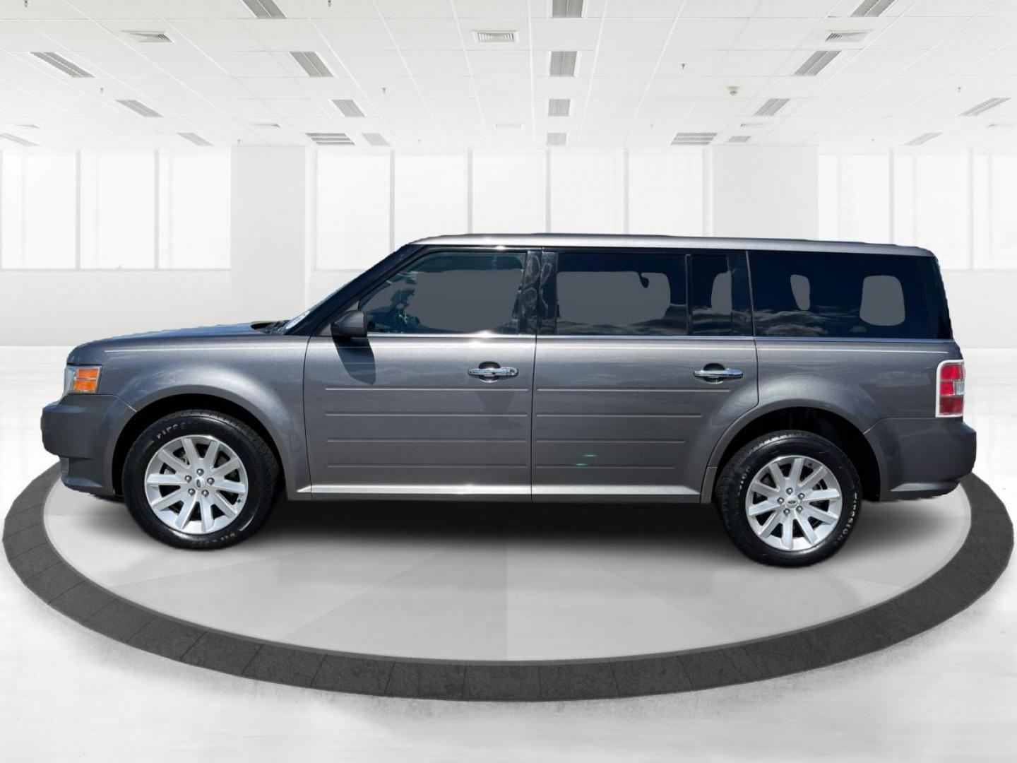 2009 Sterling Grey Metallic Ford Flex SEL FWD (2FMDK52C09B) with an 3.5L V6 DOHC 24V engine, 6-Speed Automatic transmission, located at 880 E. National Road, Vandalia, OH, 45377, (937) 908-9800, 39.892189, -84.181015 - Photo#5