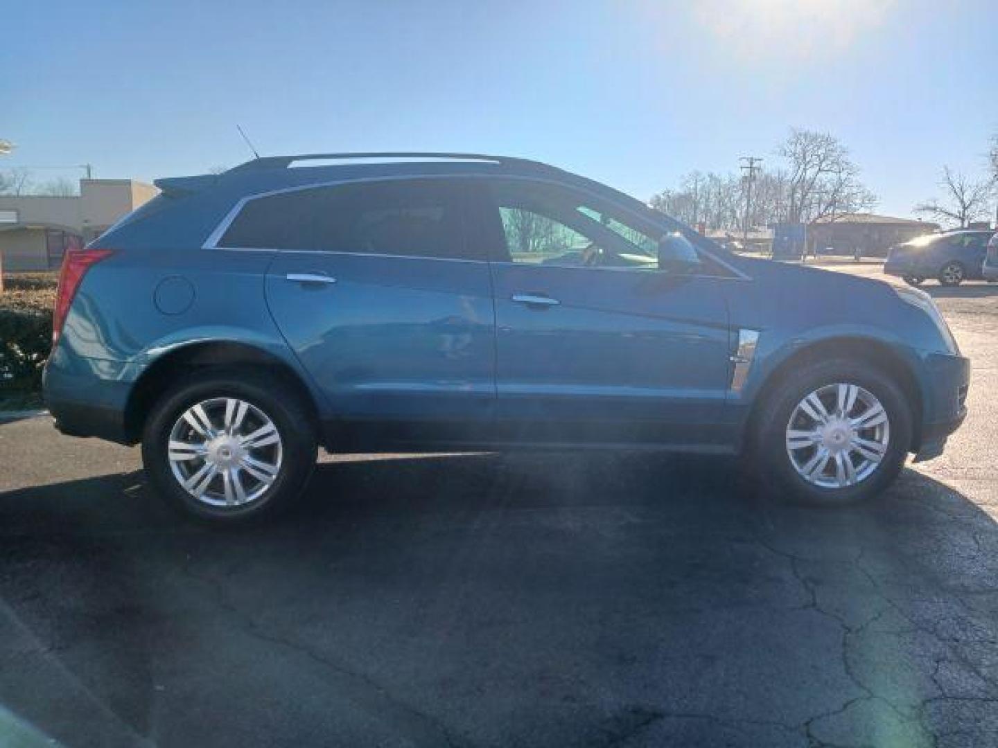 2010 Caribbean Blue Cadillac SRX Base (3GYFNGEY1AS) with an 3.0L V6 DOHC 24V engine, 6-Speed Automatic transmission, located at 1230 East Main St, Xenia, OH, 45385, (937) 908-9800, 39.687321, -83.910294 - Photo#4