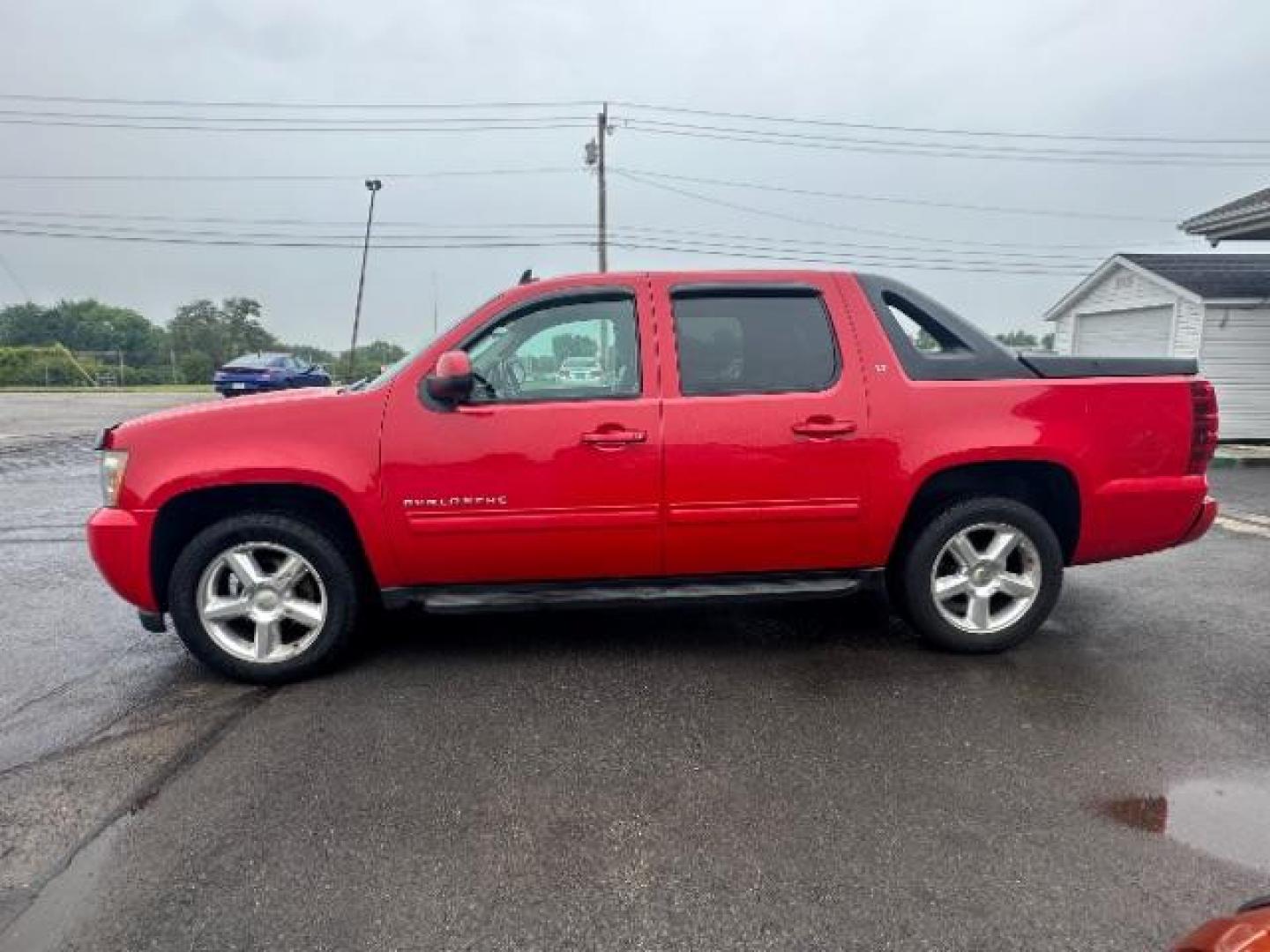 2010 Victory Red Chevrolet Avalanche LT 4WD (3GNVKFE09AG) with an 5.3L V8 OHV 16V FFV engine, 4-Speed Automatic transmission, located at 4508 South Dixie Dr, Moraine, OH, 45439, (937) 908-9800, 39.690136, -84.216438 - Photo#3