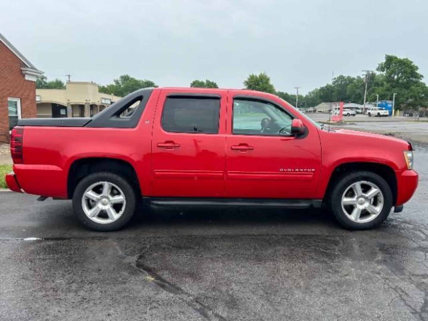 2010 Victory Red Chevrolet Avalanche LT 4WD (3GNVKFE09AG) with an 5.3L V8 OHV 16V FFV engine, 4-Speed Automatic transmission, located at 4508 South Dixie Dr, Moraine, OH, 45439, (937) 908-9800, 39.690136, -84.216438 - Photo#4