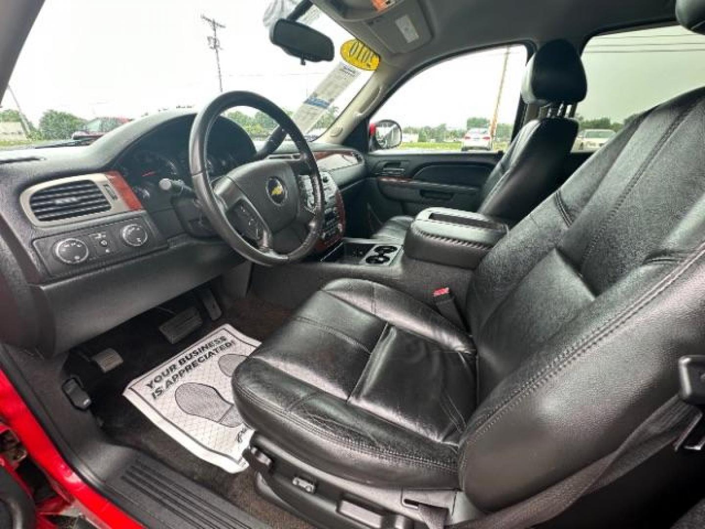 2010 Victory Red Chevrolet Avalanche LT 4WD (3GNVKFE09AG) with an 5.3L V8 OHV 16V FFV engine, 4-Speed Automatic transmission, located at 4508 South Dixie Dr, Moraine, OH, 45439, (937) 908-9800, 39.690136, -84.216438 - Photo#5