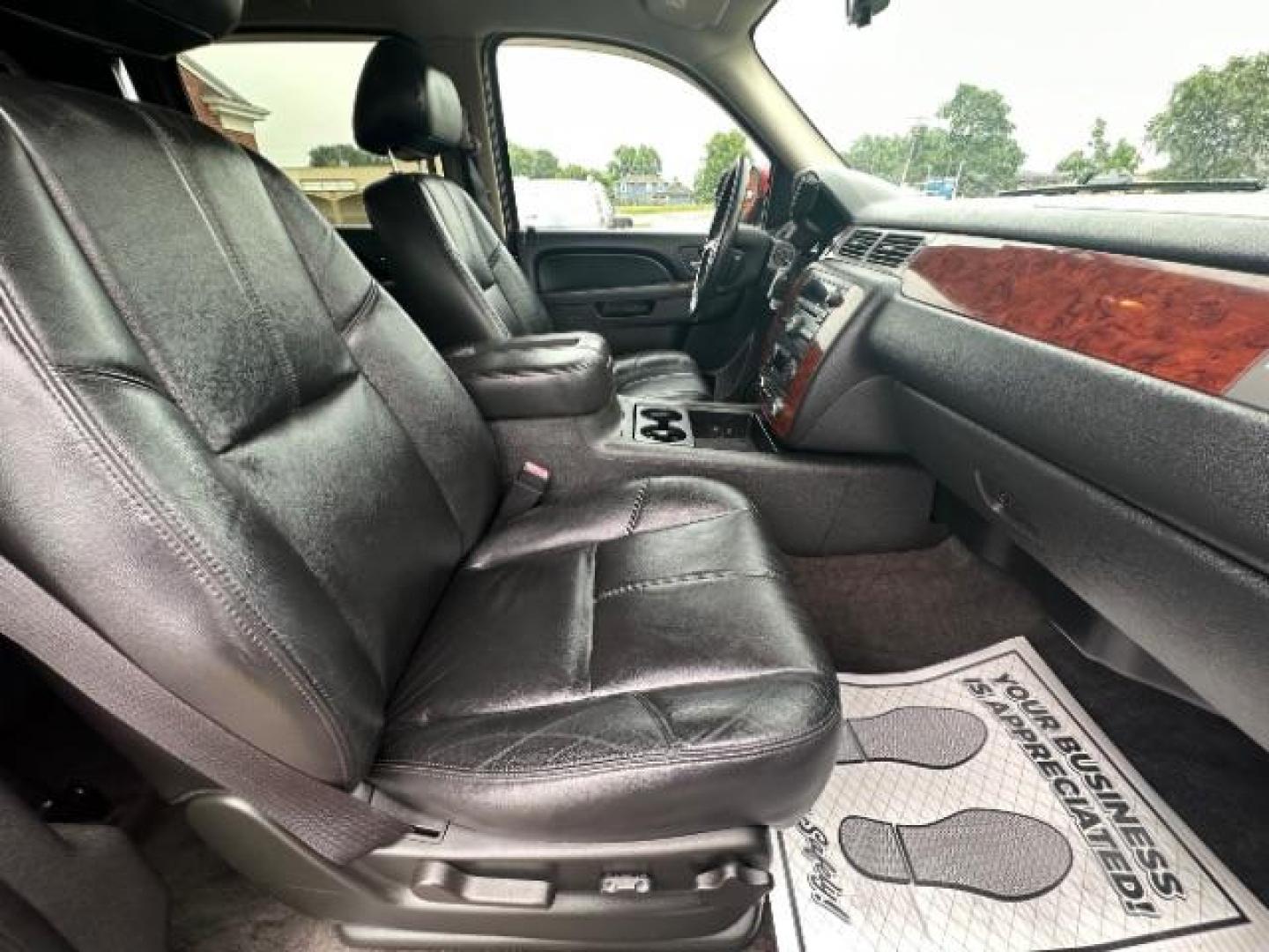 2010 Victory Red Chevrolet Avalanche LT 4WD (3GNVKFE09AG) with an 5.3L V8 OHV 16V FFV engine, 4-Speed Automatic transmission, located at 4508 South Dixie Dr, Moraine, OH, 45439, (937) 908-9800, 39.690136, -84.216438 - Photo#7