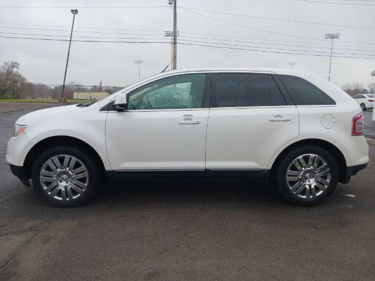 2010 White Platinum Tricoat Metallic Ford Edge Limited AWD (2FMDK4KCXAB) with an 3.5L V6 DOHC 24V engine, 6-Speed Automatic transmission, located at 1951 S Dayton Lakeview Rd., New Carlisle, OH, 45344, (937) 908-9800, 39.890999, -84.050255 - Photo#3