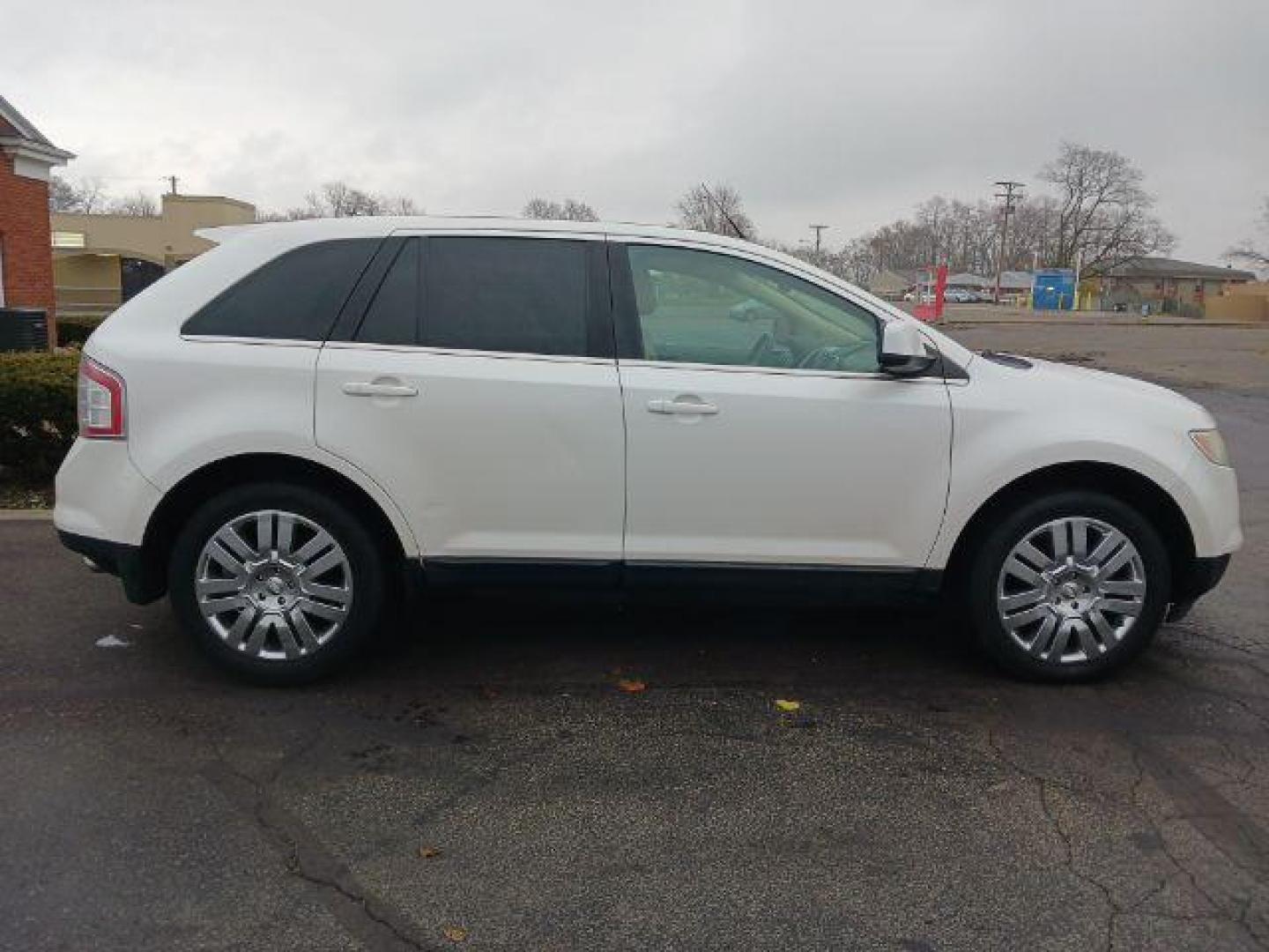 2010 White Platinum Tricoat Metallic Ford Edge Limited AWD (2FMDK4KCXAB) with an 3.5L V6 DOHC 24V engine, 6-Speed Automatic transmission, located at 1951 S Dayton Lakeview Rd., New Carlisle, OH, 45344, (937) 908-9800, 39.890999, -84.050255 - Photo#4