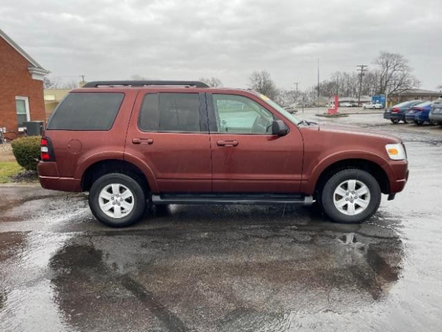 2010 Dark Copper Metallic Ford Explorer XLT 4.0L 4WD (1FMEU7DE2AU) with an 4.0L V6 SOHC 16V engine, 5-Speed Automatic transmission, located at 1230 East Main St, Xenia, OH, 45385, (937) 908-9800, 39.687321, -83.910294 - Photo#3