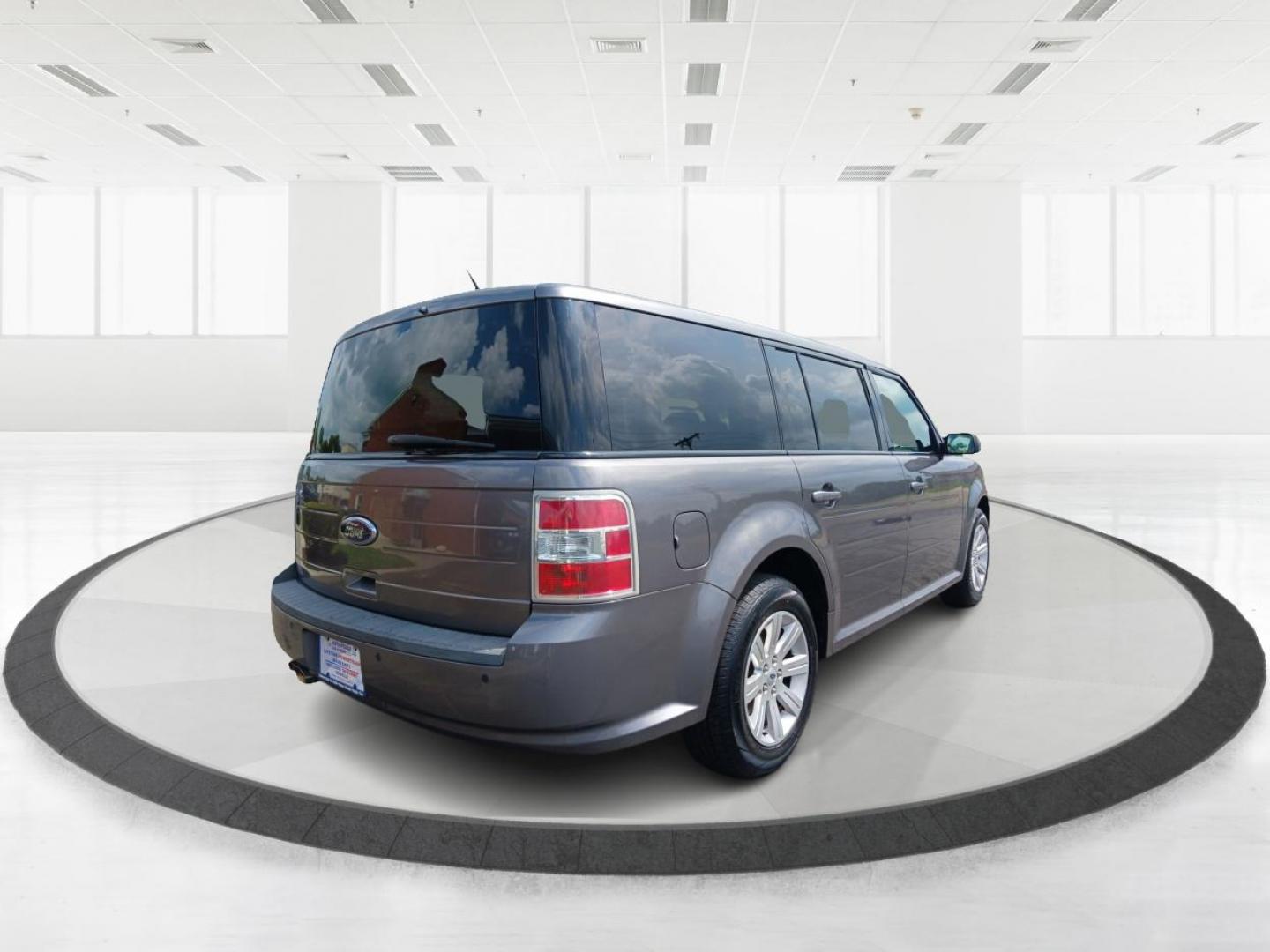 2010 Sterling Grey Metallic Ford Flex (2FMGK5BC0AB) with an 3.5L V6 DOHC 24V engine, 6-Speed Automatic Overdrive transmission, located at 1230 East Main St, Xenia, OH, 45385, (937) 908-9800, 39.687321, -83.910294 - Photo#2