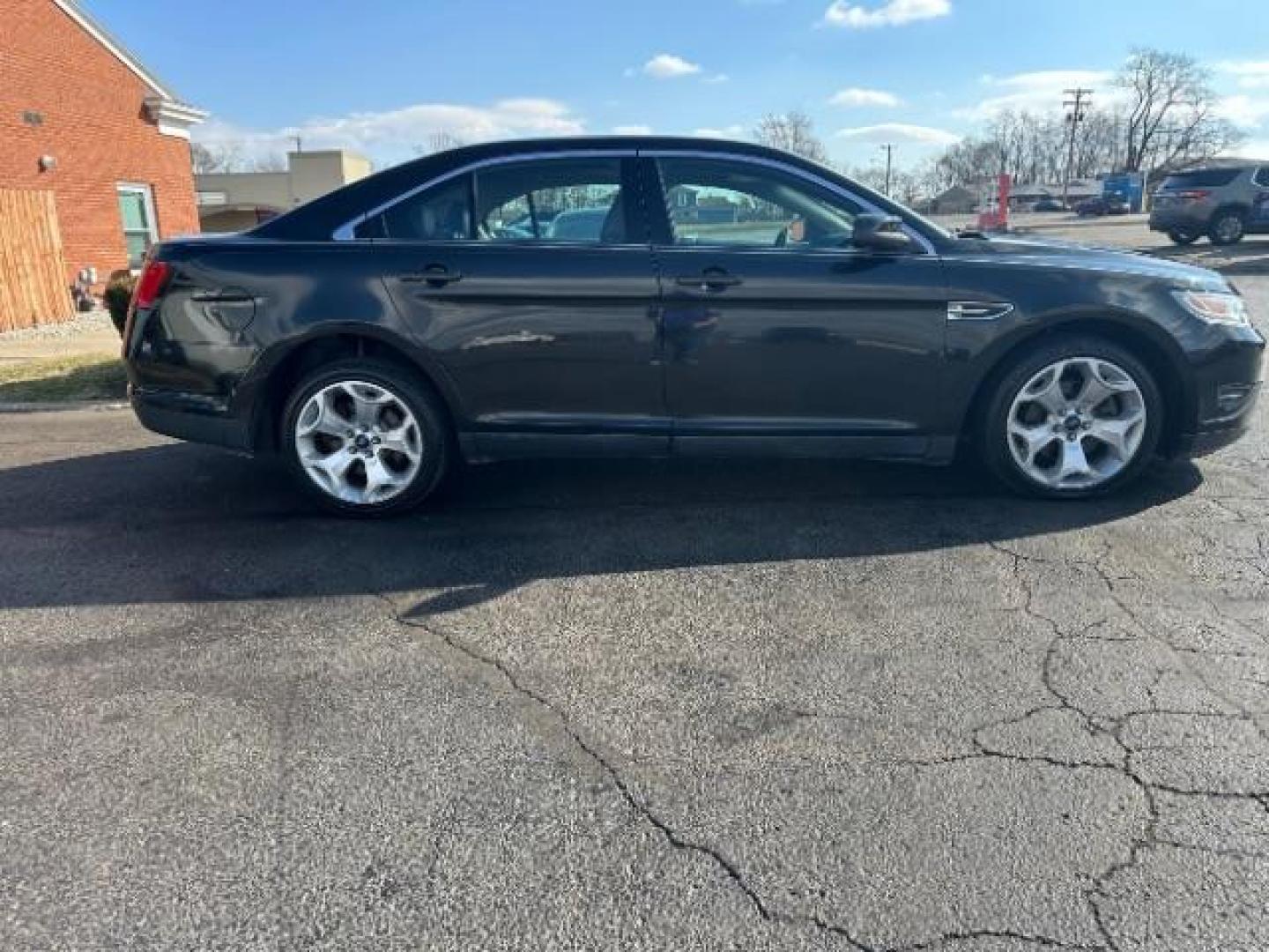 2010 Tuxedo Black Metallic Ford Taurus SEL FWD (1FAHP2EW5AG) with an 3.5L V6 DOHC 24V engine, 6-Speed Automatic transmission, located at 1184 Kauffman Ave, Fairborn, OH, 45324, (937) 908-9800, 39.807365, -84.029114 - Photo#5