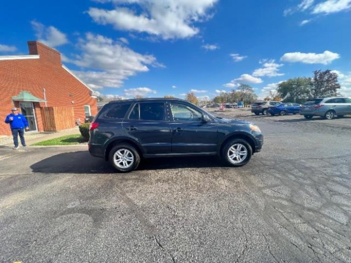 2010 Gray Hyundai Santa Fe GLS (5NMSGDAB1AH) , 6V transmission, located at 401 Woodman Dr, Riverside, OH, 45431, (937) 908-9800, 39.763779, -84.122063 - Photo#5