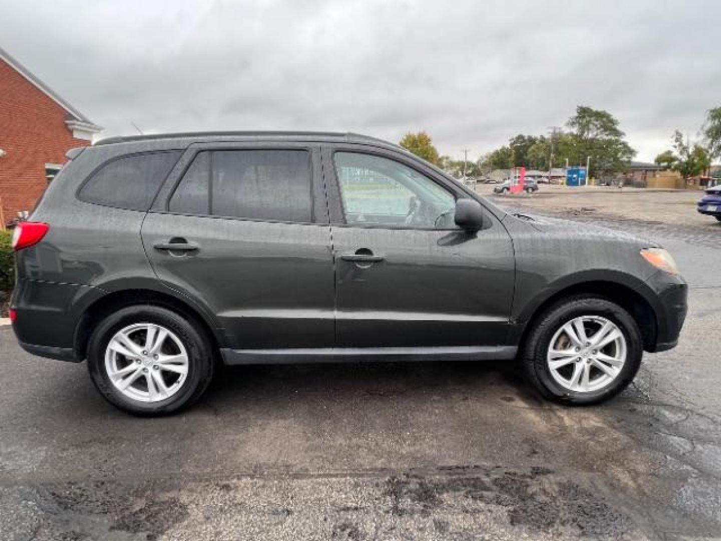 2010 Harbor Gray Metallic Hyundai Santa Fe SE 3.5 FWD (5NMSH4AGXAH) with an 3.5L V6 DOHC 24V engine, 6-Speed Automatic transmission, located at 401 Woodman Dr, Riverside, OH, 45431, (937) 908-9800, 39.763779, -84.122063 - Photo#5