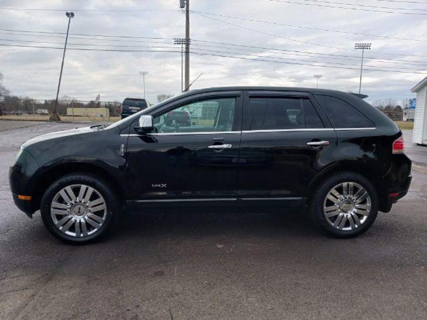 2010 Tuxedo Black Metallic Lincoln MKX AWD (2LMDJ8JC6AB) with an 3.5L V6 DOHC 24V engine, 6-Speed Automatic transmission, located at 4508 South Dixie Dr, Moraine, OH, 45439, (937) 908-9800, 39.690136, -84.216438 - Photo#3