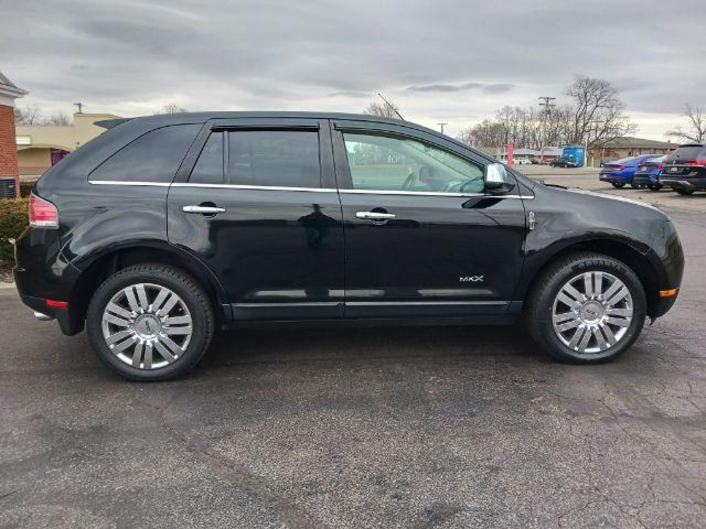 2010 Tuxedo Black Metallic Lincoln MKX AWD (2LMDJ8JC6AB) with an 3.5L V6 DOHC 24V engine, 6-Speed Automatic transmission, located at 4508 South Dixie Dr, Moraine, OH, 45439, (937) 908-9800, 39.690136, -84.216438 - Photo#4