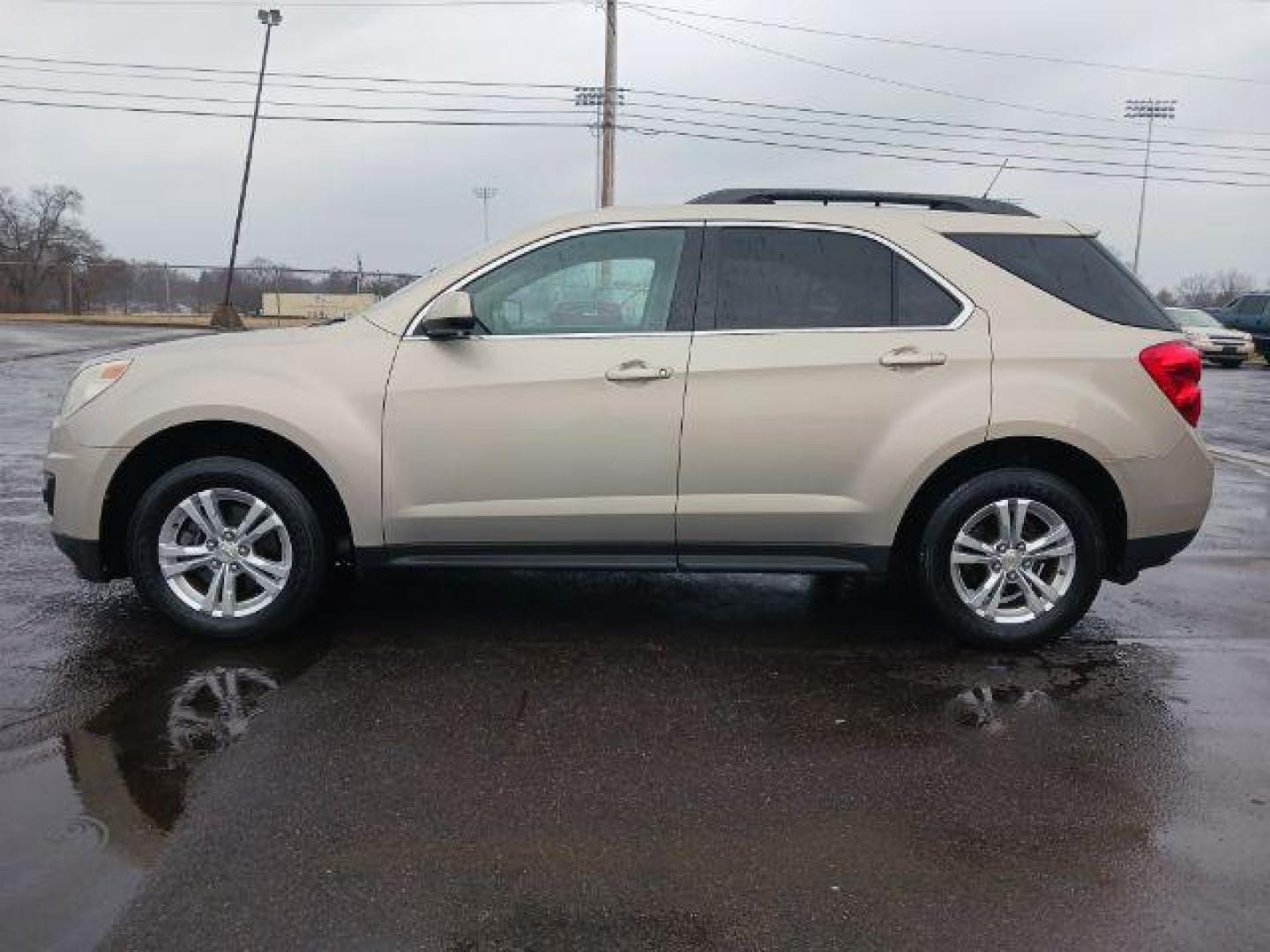 2011 Gold Mist Metallic Chevrolet Equinox 1LT 2WD (2GNALDEC2B1) with an 2.4L L4 DOHC 16V engine, 6-Speed Automatic transmission, located at 1184 Kauffman Ave, Fairborn, OH, 45324, (937) 908-9800, 39.807365, -84.029114 - Photo#3