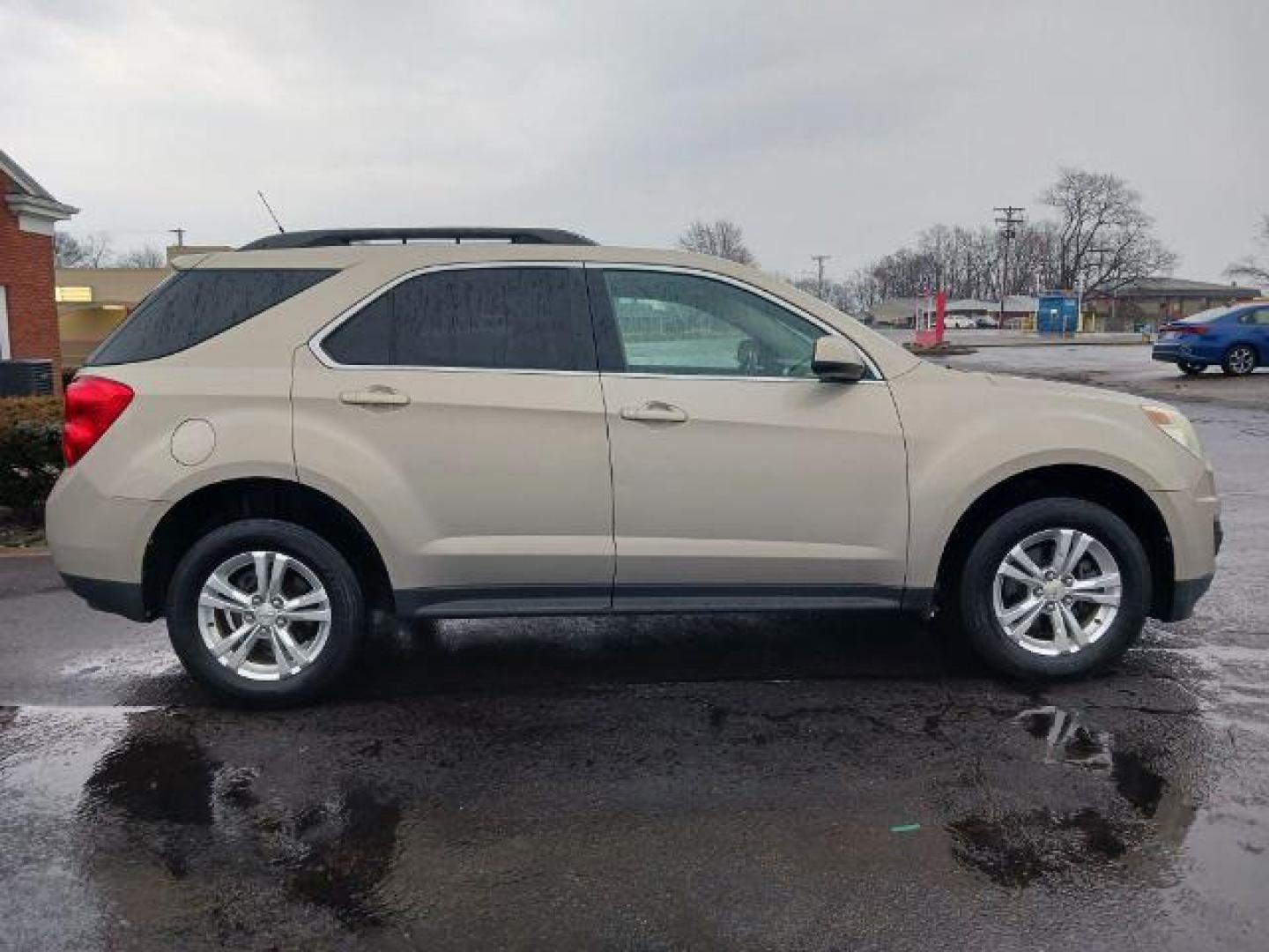 2011 Gold Mist Metallic Chevrolet Equinox 1LT 2WD (2GNALDEC2B1) with an 2.4L L4 DOHC 16V engine, 6-Speed Automatic transmission, located at 1184 Kauffman Ave, Fairborn, OH, 45324, (937) 908-9800, 39.807365, -84.029114 - Photo#4