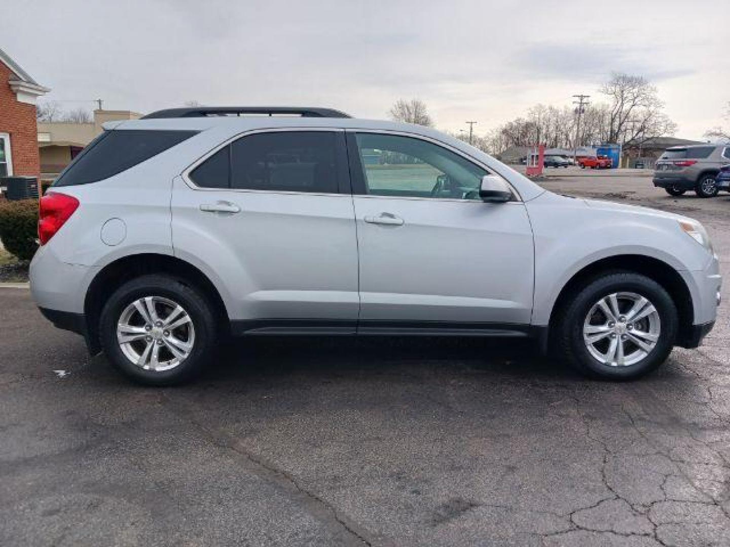 2011 Silver Ice Metallic Chevrolet Equinox 2LT 2WD (2CNALPEC4B6) with an 2.4L L4 DOHC 16V engine, 6-Speed Automatic transmission, located at 1951 S Dayton Lakeview Rd., New Carlisle, OH, 45344, (937) 908-9800, 39.890999, -84.050255 - Photo#4