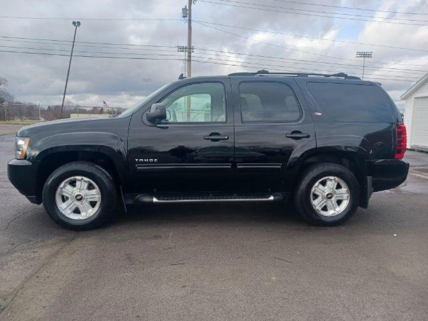 2011 Black Granite Metallic Chevrolet Tahoe LT 4WD (1GNSKBE06BR) with an 5.3L V8 OHV 16V FFV engine, 6-Speed Automatic transmission, located at 1951 S Dayton Lakeview Rd., New Carlisle, OH, 45344, (937) 908-9800, 39.890999, -84.050255 - Photo#3