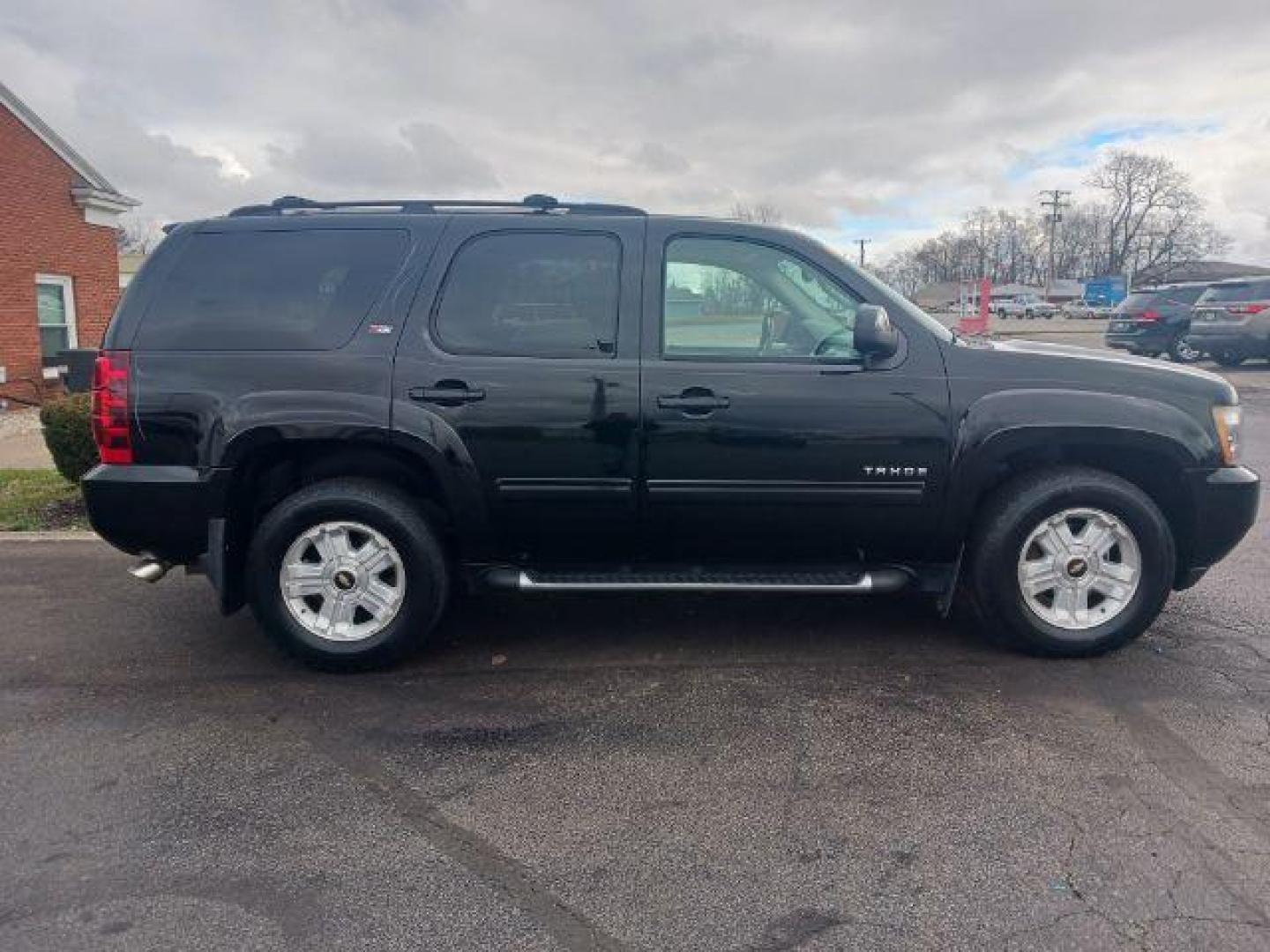 2011 Black Granite Metallic Chevrolet Tahoe LT 4WD (1GNSKBE06BR) with an 5.3L V8 OHV 16V FFV engine, 6-Speed Automatic transmission, located at 1951 S Dayton Lakeview Rd., New Carlisle, OH, 45344, (937) 908-9800, 39.890999, -84.050255 - Photo#4