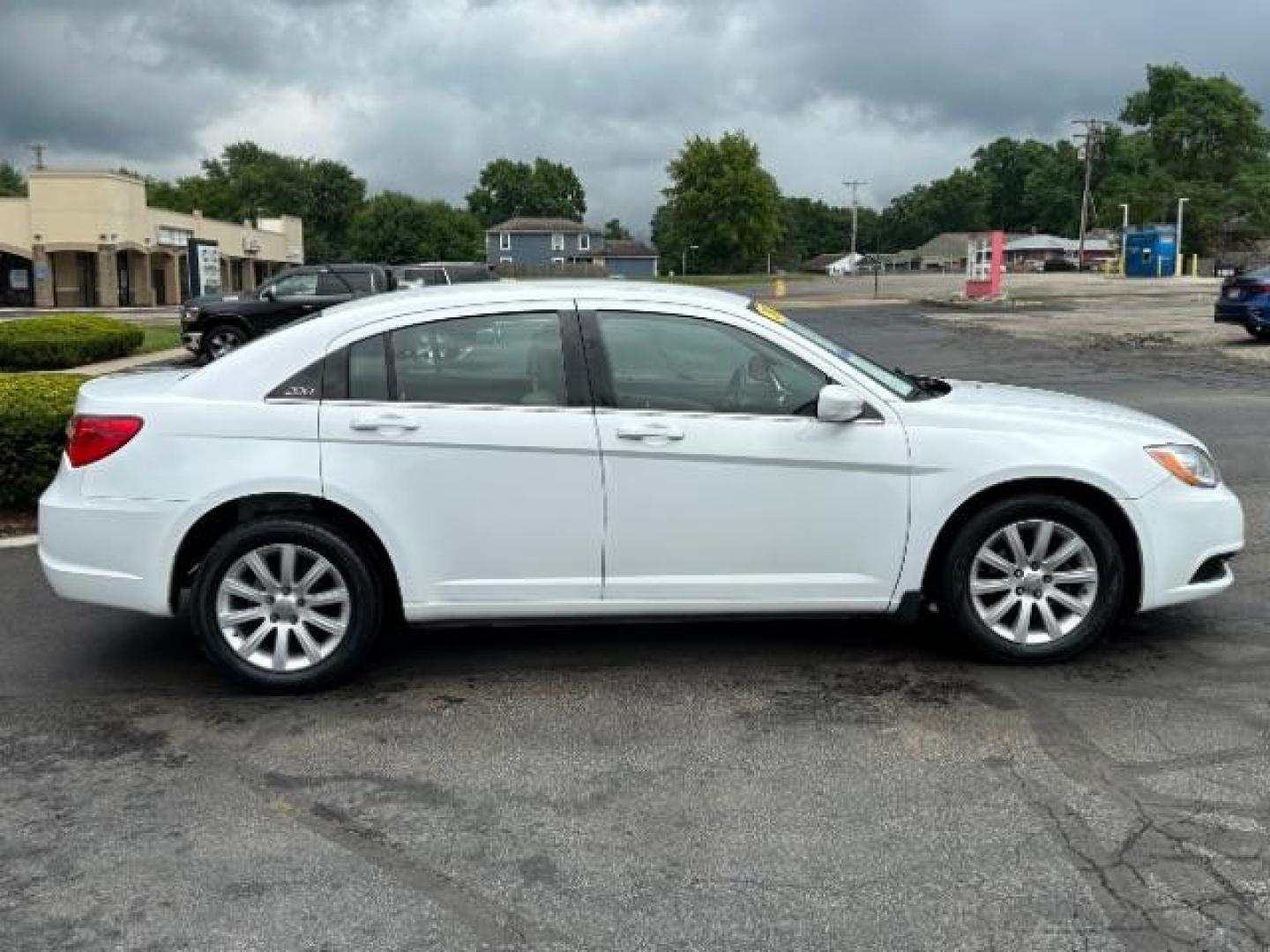 2011 White Gold Chrysler 200 Touring (1C3BC1FB3BN) with an 2.4L L4 DOHC 16V engine, 6-Speed Automatic transmission, located at 4508 South Dixie Dr, Moraine, OH, 45439, (937) 908-9800, 39.690136, -84.216438 - Photo#5