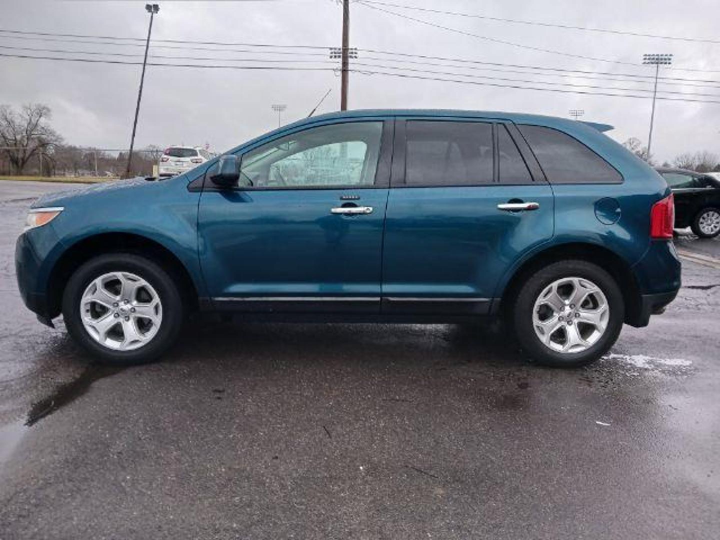 2011 Earth Metallic Ford Edge SEL AWD (2FMDK4JC7BB) with an 3.5L V6 DOHC 24V engine, 6-Speed Automatic transmission, located at 1184 Kauffman Ave, Fairborn, OH, 45324, (937) 908-9800, 39.807365, -84.029114 - Photo#3