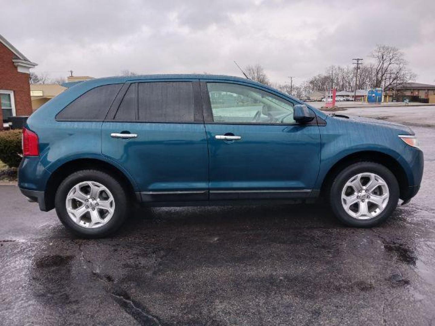 2011 Earth Metallic Ford Edge SEL AWD (2FMDK4JC7BB) with an 3.5L V6 DOHC 24V engine, 6-Speed Automatic transmission, located at 1184 Kauffman Ave, Fairborn, OH, 45324, (937) 908-9800, 39.807365, -84.029114 - Photo#4