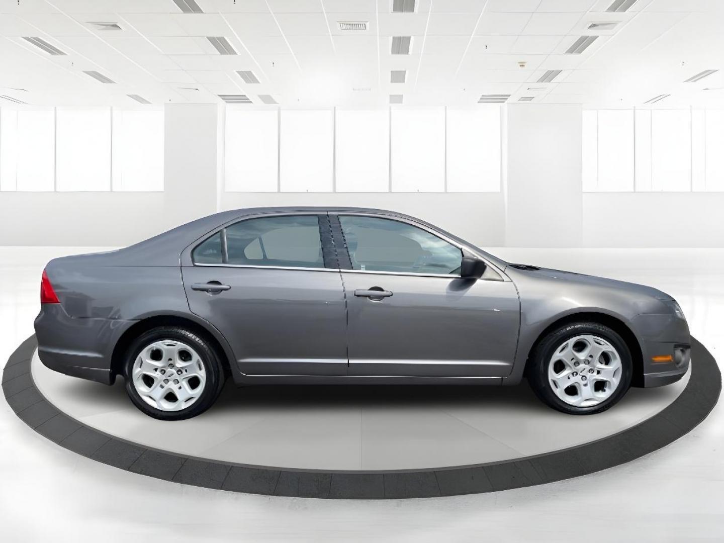 2011 Gray Ford Fusion V6 SE (3FAHP0HG5BR) with an 3.0L V6 DOHC 24V engine, located at 1230 East Main St, Xenia, OH, 45385, (937) 908-9800, 39.687321, -83.910294 - Photo#1