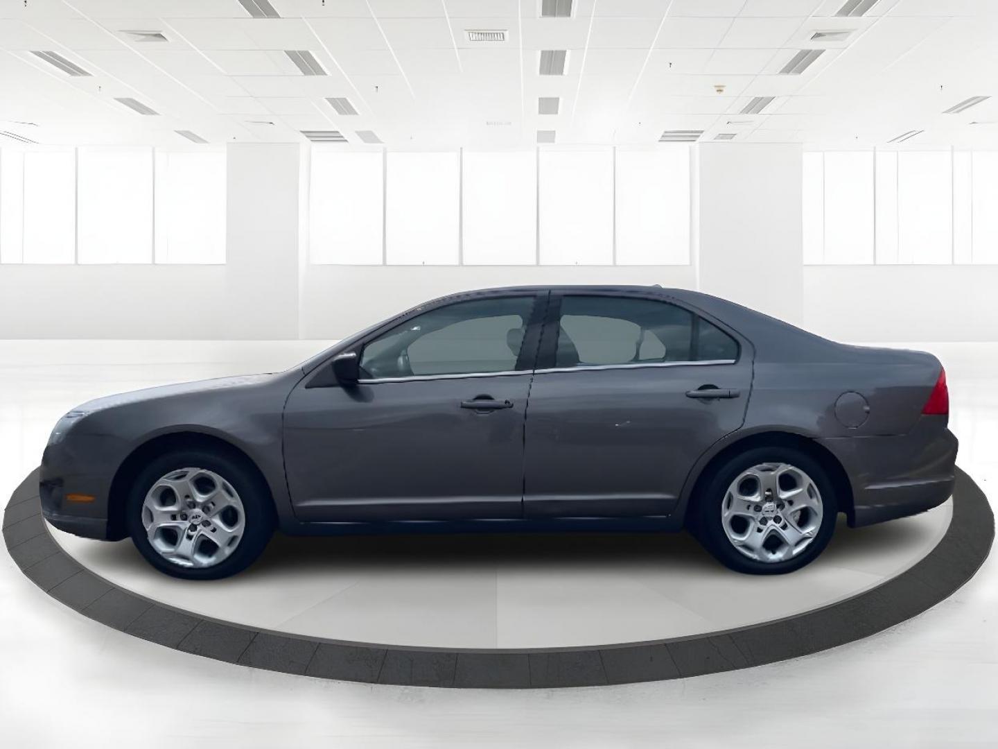 2011 Gray Ford Fusion V6 SE (3FAHP0HG5BR) with an 3.0L V6 DOHC 24V engine, located at 1230 East Main St, Xenia, OH, 45385, (937) 908-9800, 39.687321, -83.910294 - Photo#3