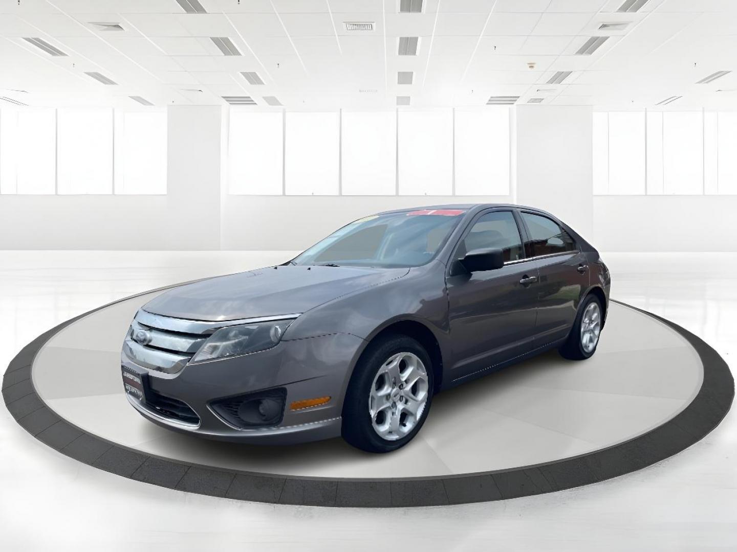 2011 Gray Ford Fusion V6 SE (3FAHP0HG5BR) with an 3.0L V6 DOHC 24V engine, located at 1230 East Main St, Xenia, OH, 45385, (937) 908-9800, 39.687321, -83.910294 - Photo#4