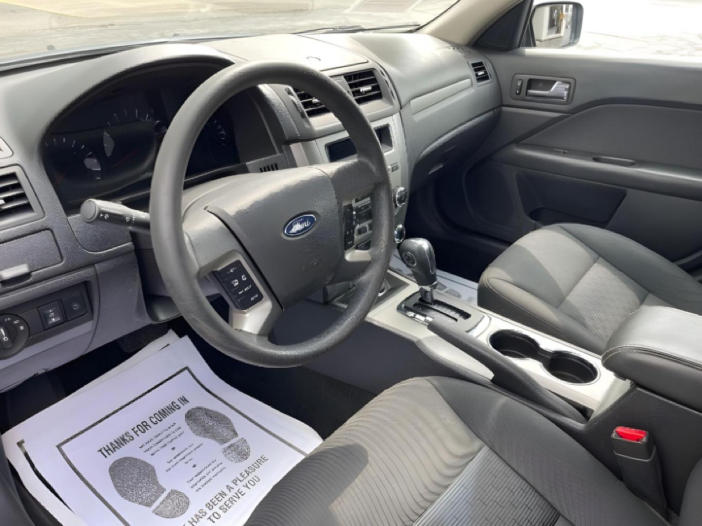 2011 Gray Ford Fusion V6 SE (3FAHP0HG5BR) with an 3.0L V6 DOHC 24V engine, located at 1230 East Main St, Xenia, OH, 45385, (937) 908-9800, 39.687321, -83.910294 - Photo#6