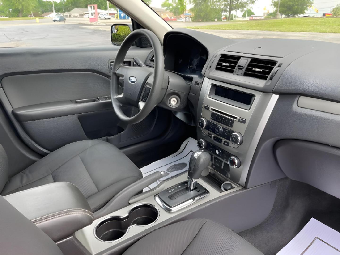 2011 Gray Ford Fusion V6 SE (3FAHP0HG5BR) with an 3.0L V6 DOHC 24V engine, located at 1230 East Main St, Xenia, OH, 45385, (937) 908-9800, 39.687321, -83.910294 - Photo#7