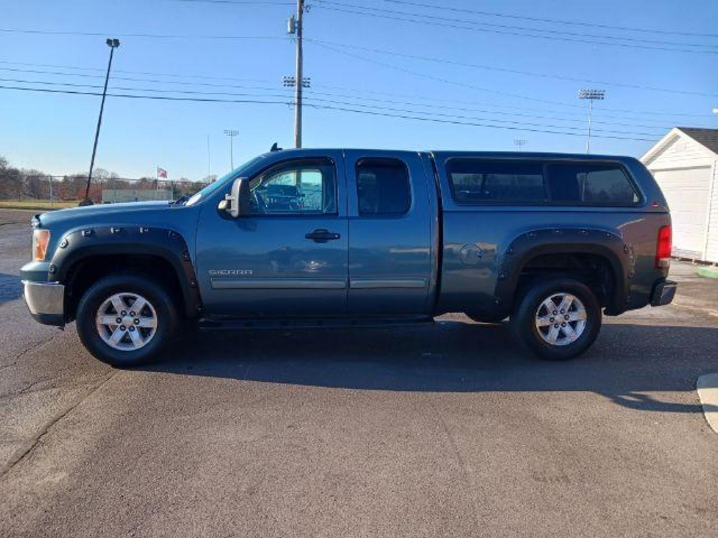 2011 Midnight Blue Metallic GMC Sierra 1500 SLE Ext. Cab 4WD (1GTR2VE32BZ) with an 5.3L V8 OHV 16V FFV engine, 6-Speed Automatic transmission, located at 1951 S Dayton Lakeview Rd., New Carlisle, OH, 45344, (937) 908-9800, 39.890999, -84.050255 - Photo#3