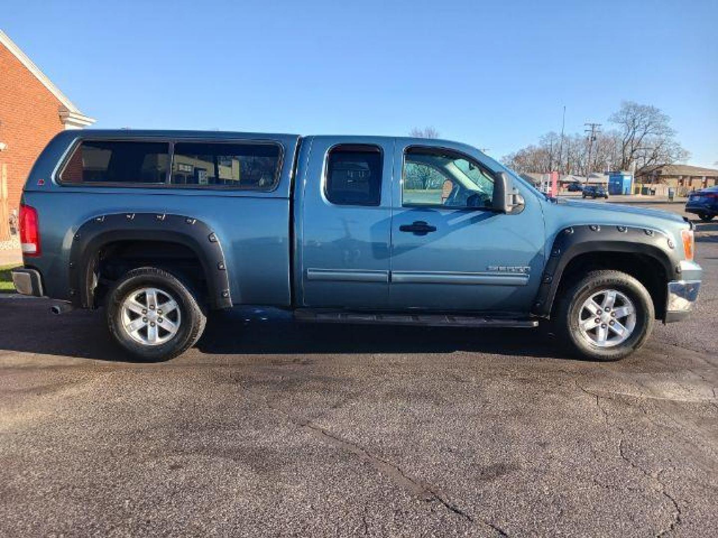 2011 Midnight Blue Metallic GMC Sierra 1500 SLE Ext. Cab 4WD (1GTR2VE32BZ) with an 5.3L V8 OHV 16V FFV engine, 6-Speed Automatic transmission, located at 1951 S Dayton Lakeview Rd., New Carlisle, OH, 45344, (937) 908-9800, 39.890999, -84.050255 - Photo#4