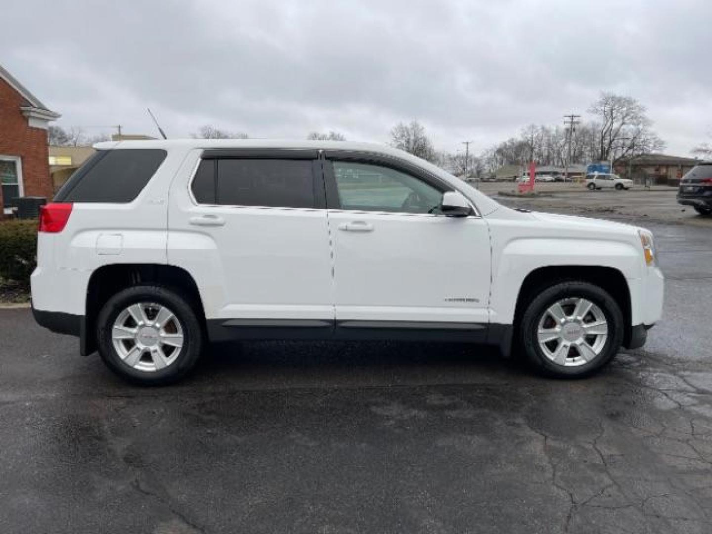 2011 Olympic White GMC Terrain SLE1 FWD (2CTALMEC7B6) with an 2.4L L4 DOHC 16V engine, 6-Speed Automatic transmission, located at 1951 S Dayton Lakeview Rd., New Carlisle, OH, 45344, (937) 908-9800, 39.890999, -84.050255 - Photo#3