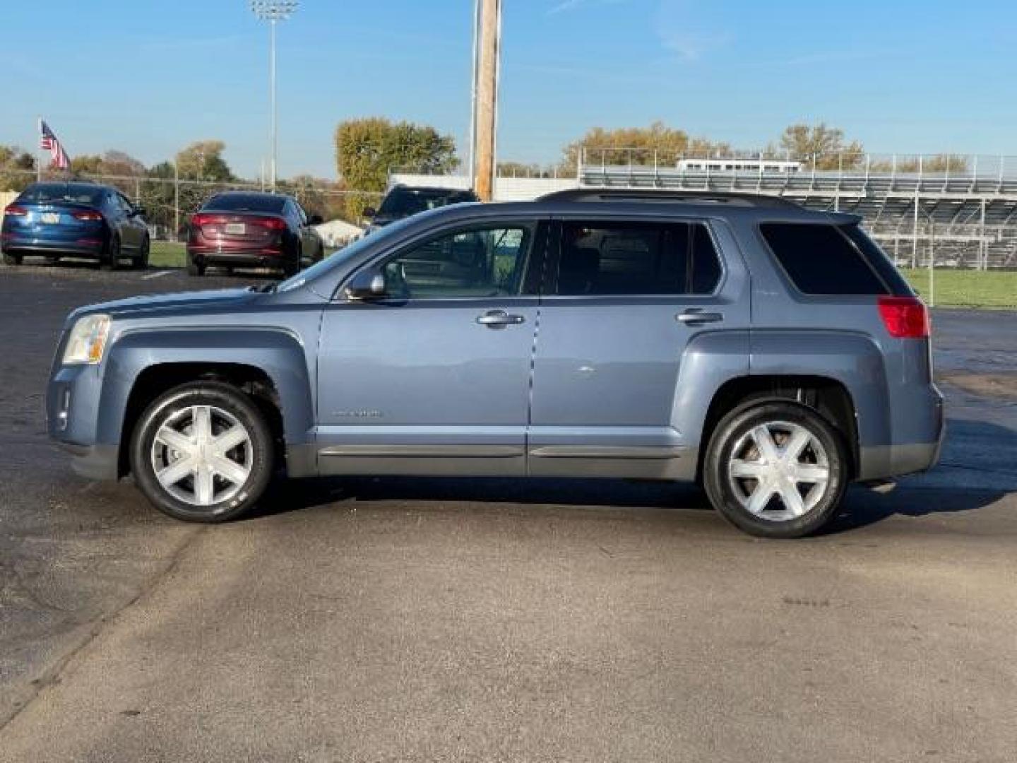 2011 Steel Blue Metallic /Jet Black Cloth Interior GMC Terrain SLE2 FWD (2CTALSEC6B6) with an 2.4L L4 DOHC 16V engine, 6-Speed Automatic transmission, located at 4508 South Dixie Dr, Moraine, OH, 45439, (937) 908-9800, 39.690136, -84.216438 - Photo#2