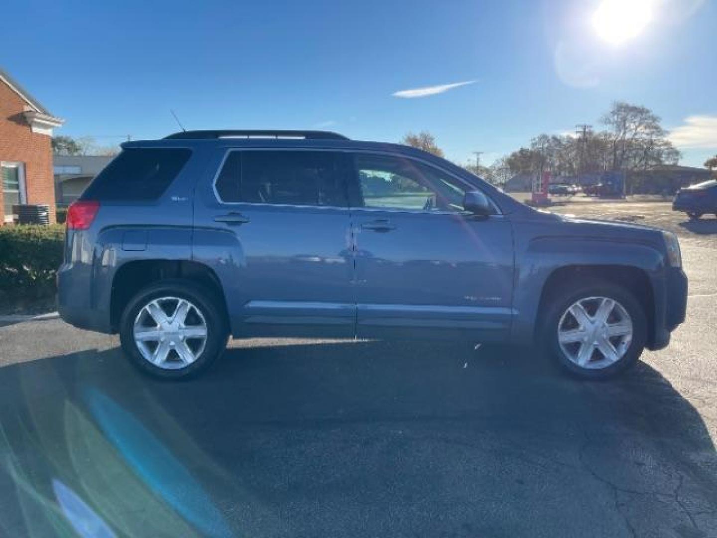 2011 Steel Blue Metallic /Jet Black Cloth Interior GMC Terrain SLE2 FWD (2CTALSEC6B6) with an 2.4L L4 DOHC 16V engine, 6-Speed Automatic transmission, located at 4508 South Dixie Dr, Moraine, OH, 45439, (937) 908-9800, 39.690136, -84.216438 - Photo#5