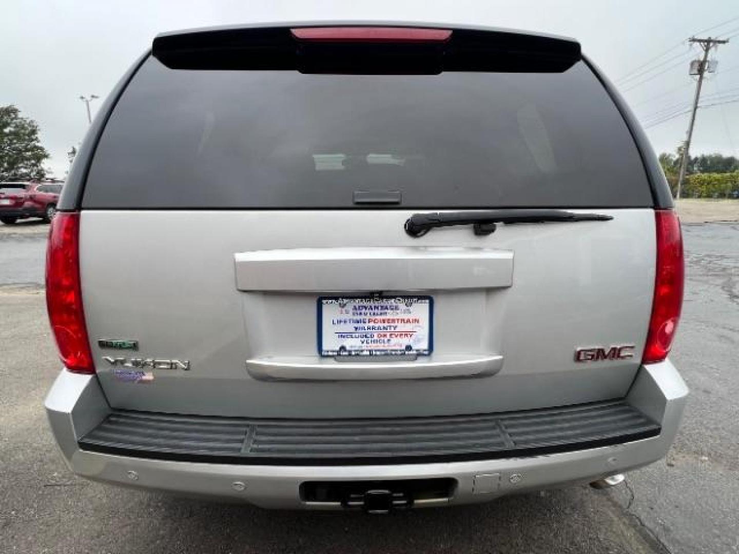 2011 Pure Silver Metallic GMC Yukon SLT1 4WD (1GKS2CE0XBR) with an 5.3L V8 OHV 16V FFV engine, 6-Speed Automatic transmission, located at 401 Woodman Dr, Riverside, OH, 45431, (937) 908-9800, 39.763779, -84.122063 - Third Row - Photo#4