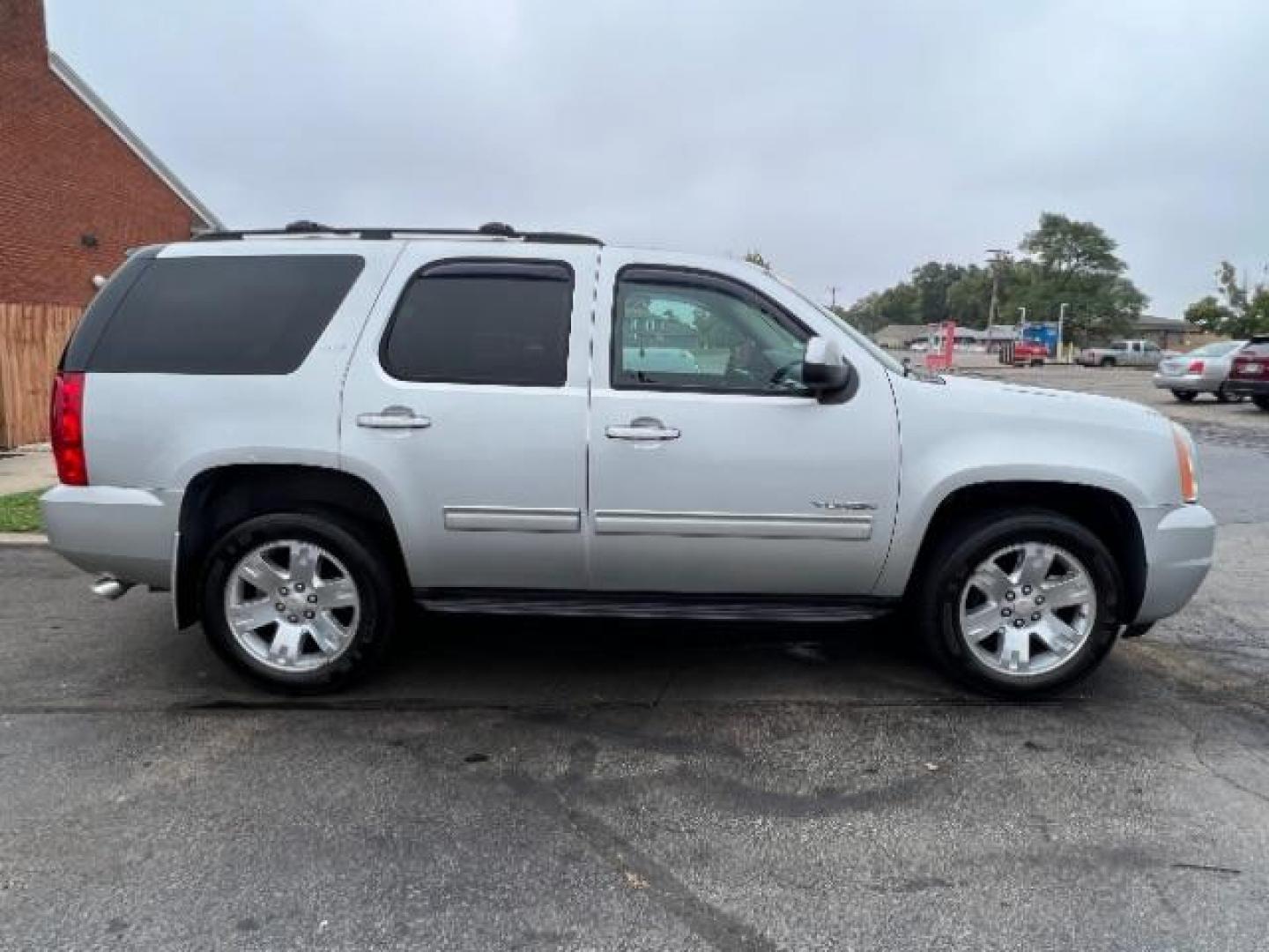 2011 Pure Silver Metallic GMC Yukon SLT1 4WD (1GKS2CE0XBR) with an 5.3L V8 OHV 16V FFV engine, 6-Speed Automatic transmission, located at 401 Woodman Dr, Riverside, OH, 45431, (937) 908-9800, 39.763779, -84.122063 - Third Row - Photo#5