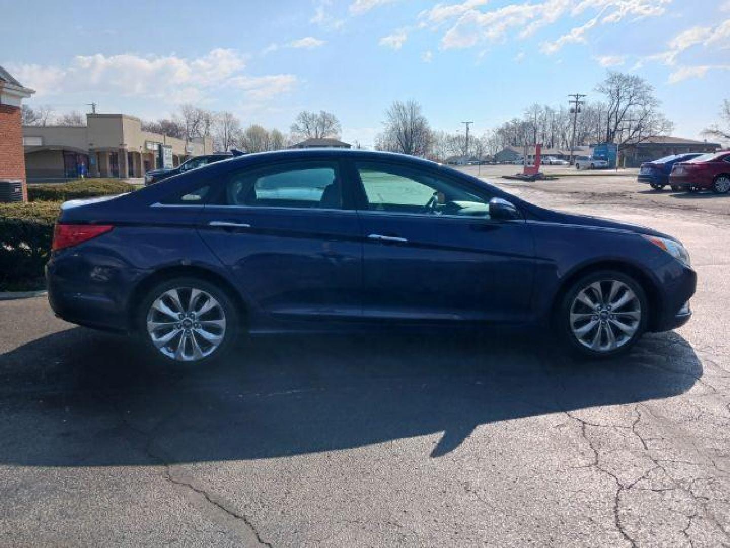 2011 Pacific Blue Pearl Hyundai Sonata SE Auto (5NPEC4AC6BH) with an 2.4L L4 DOHC 16V engine, 6-Speed Automatic transmission, located at 880 E. National Road, Vandalia, OH, 45377, (937) 908-9800, 39.892189, -84.181015 - Photo#4