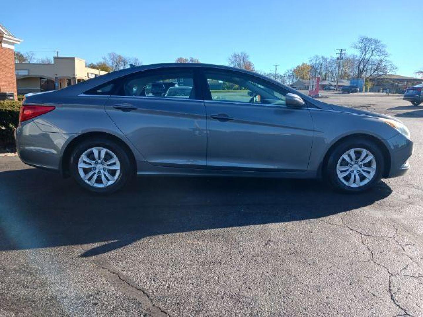 2011 Harbor Gray Metallic Hyundai Sonata GLS Auto (5NPEB4AC0BH) with an 2.4L L4 DOHC 16V engine, 6-Speed Automatic transmission, located at 1184 Kauffman Ave, Fairborn, OH, 45324, (937) 908-9800, 39.807365, -84.029114 - Photo#4