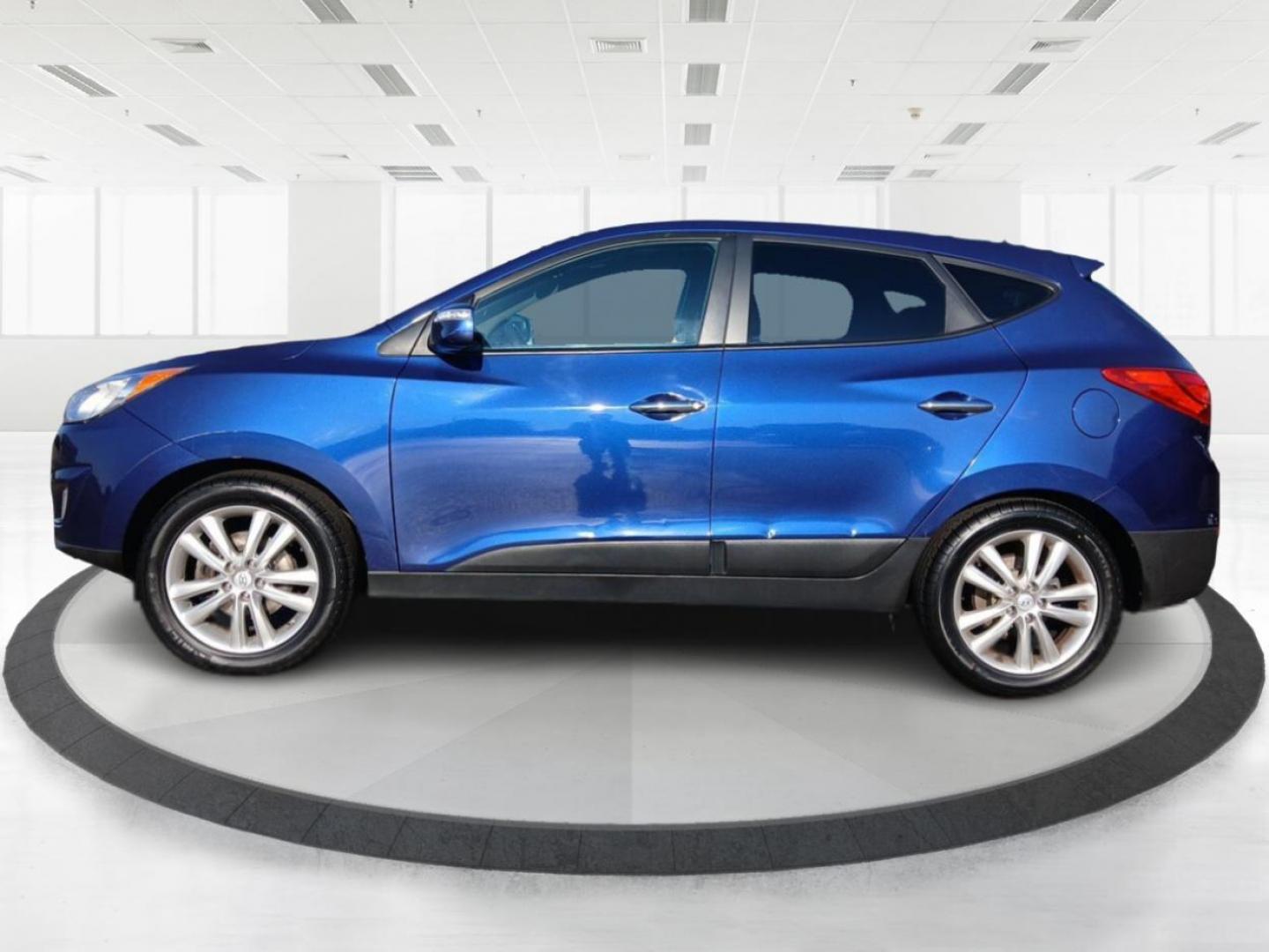 2011 Aurora Blue Metallic Hyundai Tucson (KM8JUCAC1BU) with an 2.4L L4 DOHC 16V engine, 6-Speed Automatic transmission, located at 1230 East Main St, Xenia, OH, 45385, (937) 908-9800, 39.687321, -83.910294 - Photo#5