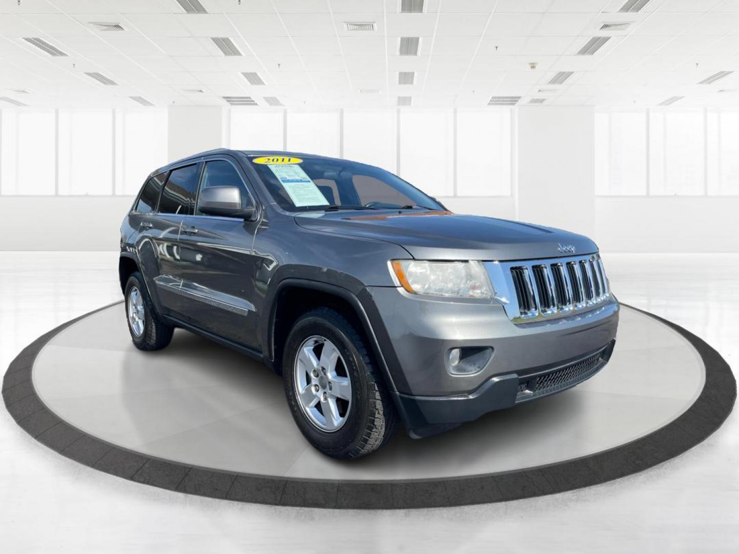 2011 GRAY Jeep Grand Cherokee Laredo 2WD (1J4RS4GG5BC) with an 3.6L V6 DOHC 24V engine, 5-Speed Automatic transmission, located at 1230 East Main St, Xenia, OH, 45385, (937) 908-9800, 39.687321, -83.910294 - Photo#0